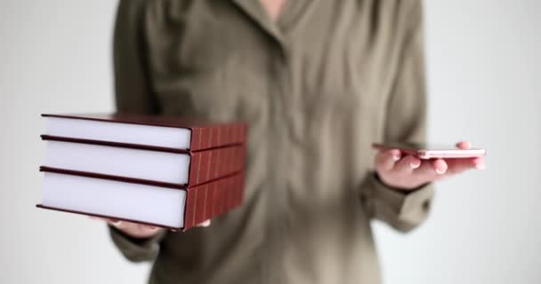 Una Mujer Tiene Libros Rojos Teléfono Cerca Elección Entre Libro — Vídeo de stock