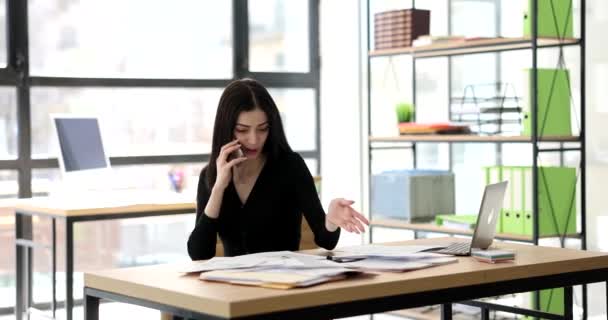Seorang Wanita Bisnis Yang Cantik Berbicara Melalui Telepon Kantor Close — Stok Video