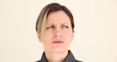 Bir iş kadınının yüzüne bakınca, duygu nedir bilmem, yakın plan. İnsan omuz silker, ağır ağır