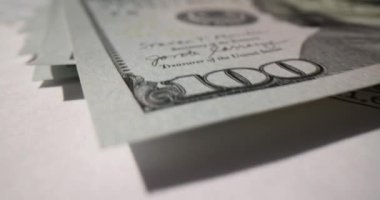 Yakın plan 100 dolarlık banknot filigrandır. Kağıt para, gerçek faturalar, zaman aşımı.