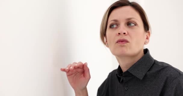 Bizneswoman Podsłuchuje Przez Ścianę Zbliżenie Informacje Poufne Ciekawość — Wideo stockowe