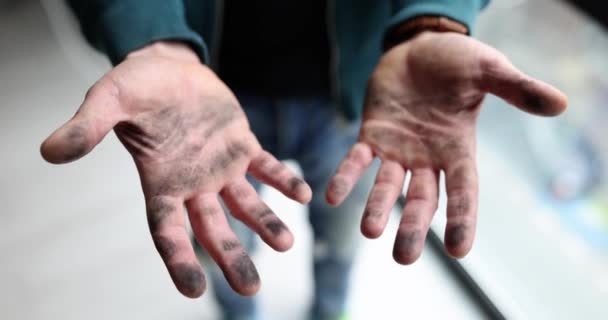 一个男人展示肮脏的手 一个特写 手放烟灰 汽车抛锚 沼泽中的手掌 肤浅的焦点 — 图库视频影像