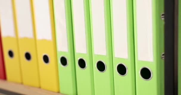 Tangan Mengambil Folder Kuning Dari Serangkaian Folder Rak Close Memilih — Stok Video