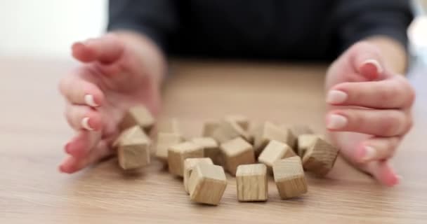 Hände Werfen Holzwürfel Großaufnahme Auf Den Tisch Intellektuelles Spiel Entwicklung — Stockvideo
