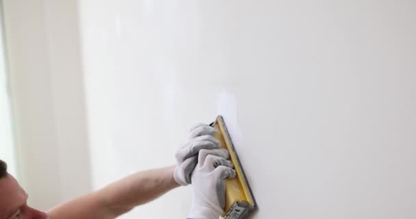 Master Cleans New Plaster Wall Tool Close Preparation Wall Painting — Stock Video