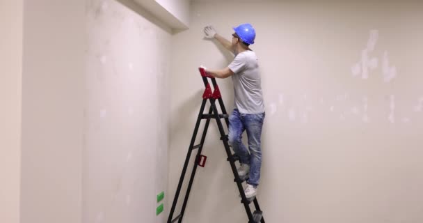 Maestro Casco Protector Encuentra Una Escalera Junto Pared Blanca Nuevas — Vídeos de Stock