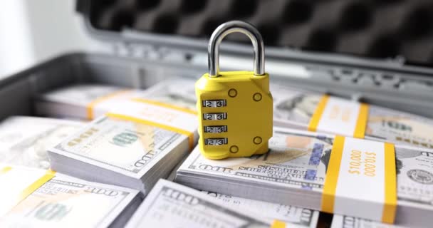 暗号を持つ黄色の城はスーツケースの中のたくさんのお金 クローズアップにあります 隠れた金融取引 — ストック動画