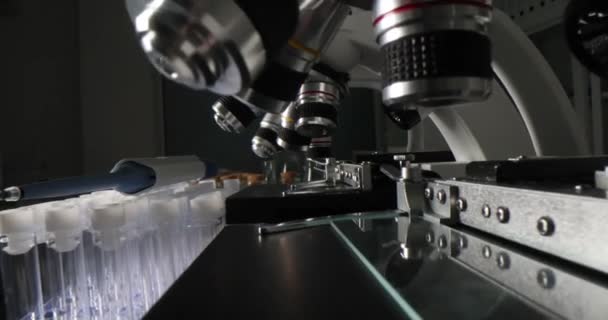 Чорні Лінзи Мікроскопів Лабораторії Крупним Планом Наукове Обладнання Університеті Підготовка — стокове відео