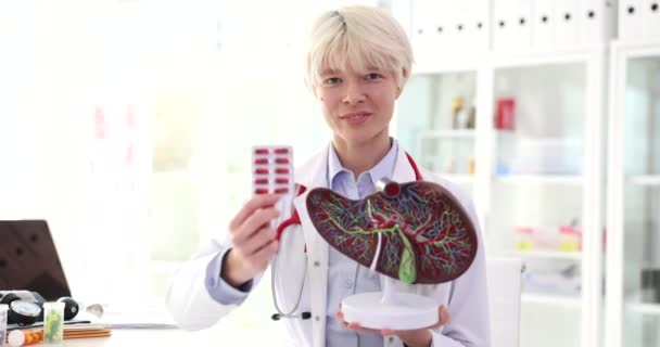 Medicul Deține Model Anatomic Ficatului Aproape Tratamentul Hepatitei Suplimente Alimentare — Videoclip de stoc
