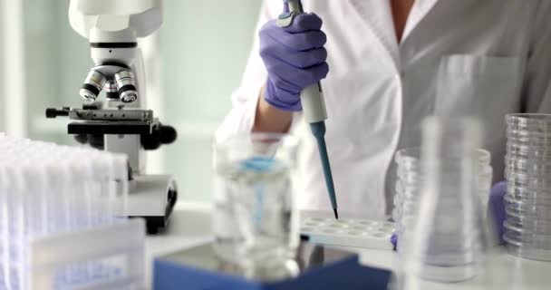 Kemisten Får Prover För Analys Vätska Närbild Laboratorieutrustning Vätskeblandningsprocess — Stockvideo