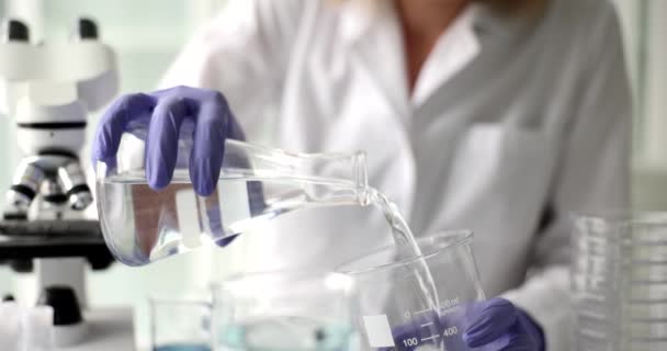 Chemicus Giet Vloeistof Een Afgemeten Schaal Voor Analyse Close Laboratoriumapparatuur — Stockvideo