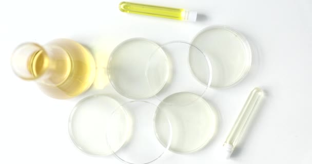 Laborgeschirr Aus Glas Und Fläschchen Mit Gelber Flüssigkeit Von Oben — Stockvideo