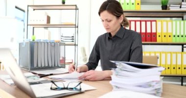 Ofisteki bir kadın finansör yakın plan belgeleri imzalıyor. Konsept uzman girişimci, yavaş çekim