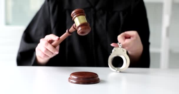 Kadın Yargıç Elinde Çekiç Kelepçeyle Yakın Plan Kavram Kararı Suçlama — Stok video