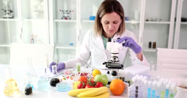 Chemik Laboratorium Bada Owoce Warzywa Zbliżenie Badania Chemiczne Nad Gmo — Wideo stockowe