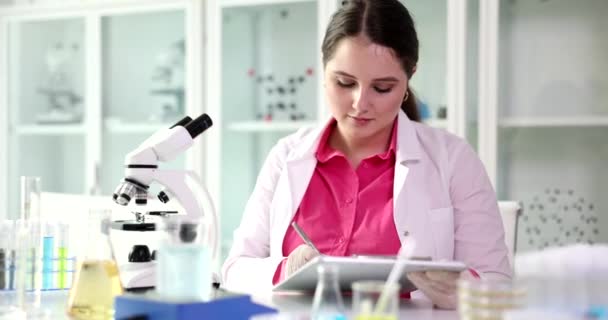 Estudiante Mira Microscopio Escribe Laboratorio Primer Plano Educación Farmacéutica Prueba — Vídeo de stock