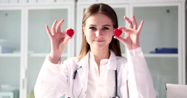 의사는 심장을 개가지고 심장병 심장병 전문의 — 비디오