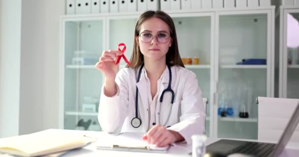Jovem Médico Segura Símbolo Fita Vermelha Câncer Mama Close Diagnóstico — Vídeo de Stock