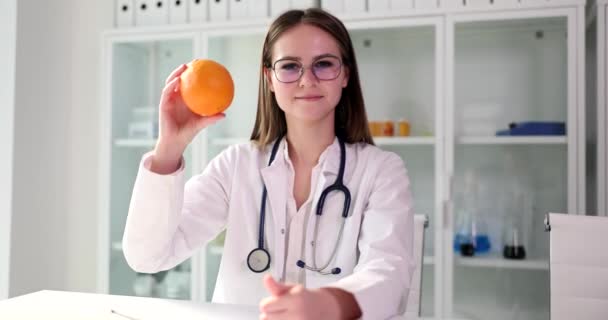 Den Unge Läkaren Kliniken Har Orange Närbild Dietrisk Konsultation Näringslära — Stockvideo