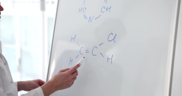 一位化学家在白板上写了一个公式 一个特写 在医科大学的培训 — 图库视频影像