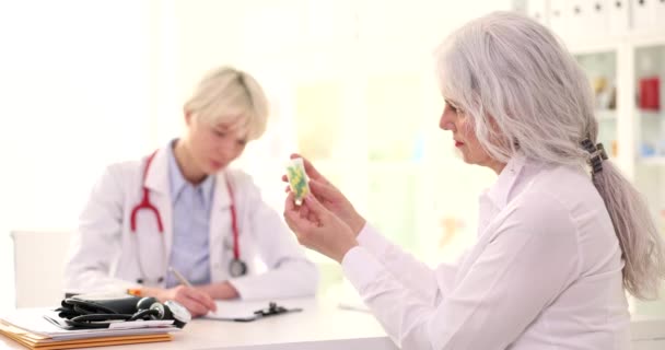 Beautiful Elderly Woman Clinic Looks Medicines Close Doctor Prescribes Prescription — Stock Video