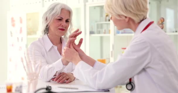 Güzel Yaşlı Bir Kadın Elindeki Ağrıdan Doktora Bahseder Travmatolog Konsültasyonu — Stok video