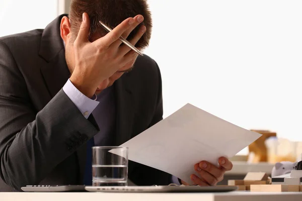 Ofis Masasında Baş Ağrısı Migreni Olan Stresli Bir Adamı Çalışıyor — Stok fotoğraf