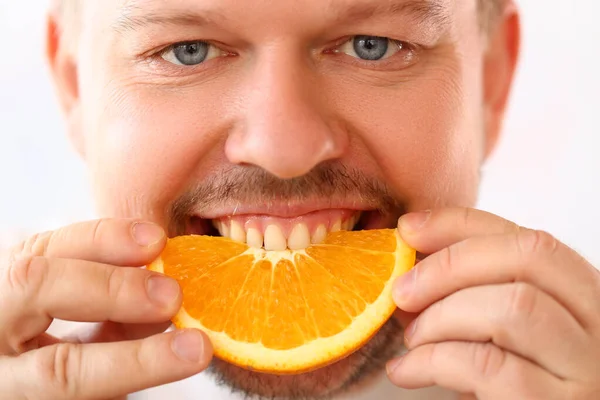 Retrato Homem Sorridente Com Fatia Laranja Suculenta Vitaminas Antioxidantes Citrinos — Fotografia de Stock