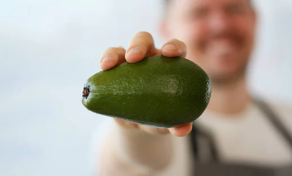 Cook Håller Färsk Saftig Grön Avokado Händerna Naturliga Färska Ekologiska — Stockfoto