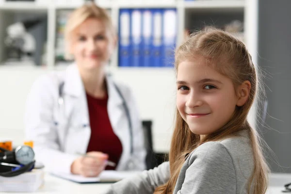 Portret Dziewczynki Recepcji Lekarza Pediatry Klinice Badanie Lekarskie Dzieci Ubezpieczenia — Zdjęcie stockowe