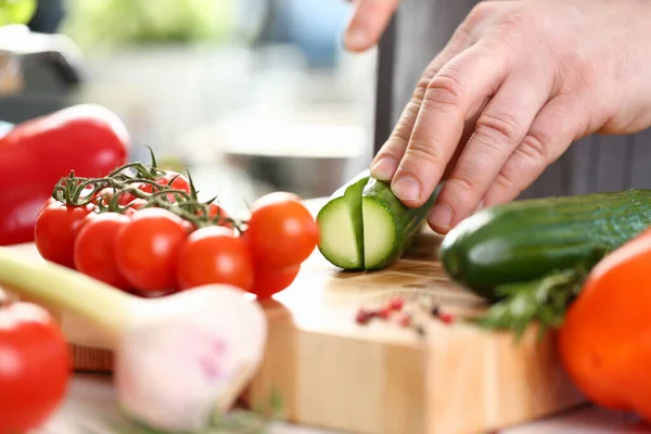 Cozinheiro Macho Corta Legumes Frescos Suculentos Para Salada Salada Vegetariana — Fotografia de Stock