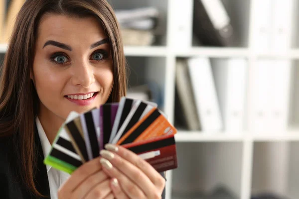 銀行のプラスチッククレジットカードを保持若い美しい女性の肖像画 銀行サービスの選択と承認されたローン — ストック写真