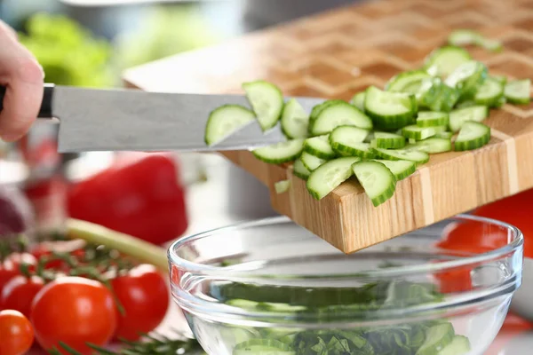 Cozinhe Cozinha Trabalho Prepara Salada Vegetal Corta Pepino Verde Pessoa — Fotografia de Stock