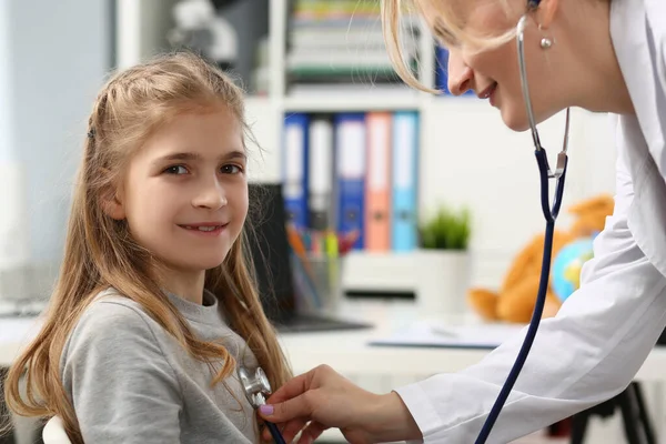 Portré Vidám Kisgyerekről Gyermekorvosnál Egészségügy Gyermekgyógyászat Orvostudomány — Stock Fotó