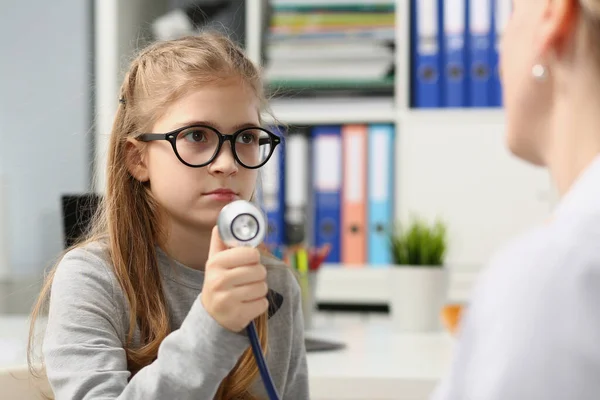 Orvosi Vizsgálaton Lévő Kislánynak Sztetoszkópja Van Mosolygó Gyermek Bízik Orvos — Stock Fotó