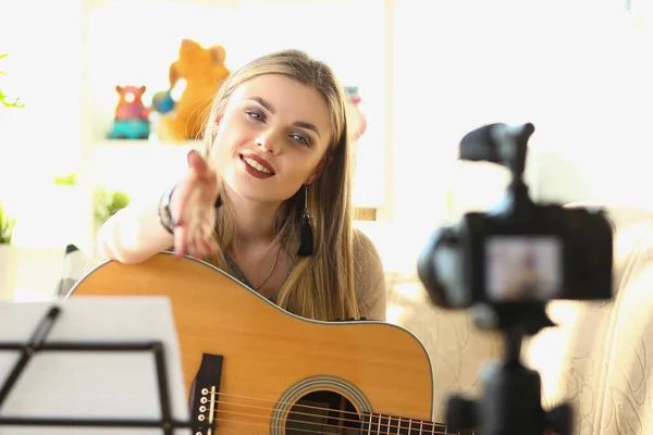 음악가가 가르치는 비디오를 카메라 앞에서 기타로 노래하고 블로거 — 스톡 사진