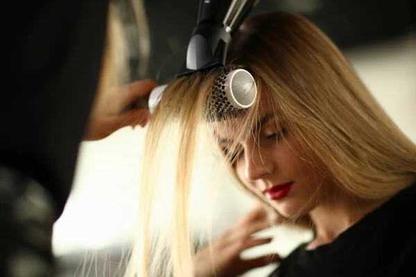 Suszenie Blond Włosów Suszarką Włosów Okrągłą Szczotką Salonie Fryzjerskim Mistrz — Zdjęcie stockowe