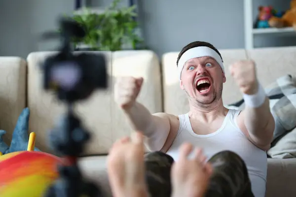 Мотивований Впертий Емоційний Чоловік Робить Спортивні Вправи Перед Камерою Складність — стокове фото