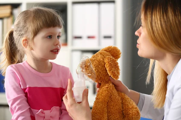 儿科医生在玩具上教小女孩如何使用氧气面罩 小儿哮喘 支气管炎的治疗 — 图库照片