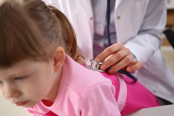 의사의 폐부분에 여아는 청진기로 진찰을 받았다 어린이들에게 나타나는 기관지염 — 스톡 사진