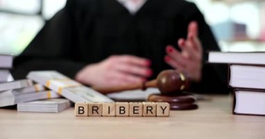 Mahkeme salonunda Yargıç Gavin 'in yanında duran rüşvet ve bir sürü para 4K' lık filmi yavaş çekimde. Rüşvet vermek ve almak ve yolsuzluk cezai sorumluluk kavramı