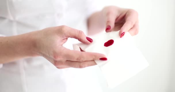 Manos Mujer Sosteniendo Servilleta Con Gota Sangre Roja Cerca Película — Vídeo de stock