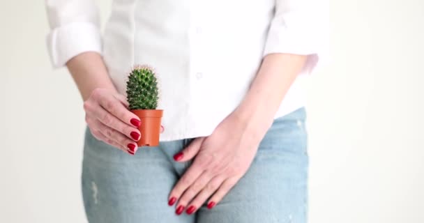 Žena Držící Kaktus Pokrývající Genitálie Nemocí Rukou Detailní Film Zpomalení — Stock video