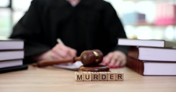 Słowo Morderstwo Drewnianych Kostkach Pobliżu Sędziego Młotkiem Sali Sądowej Zbliżenie — Wideo stockowe