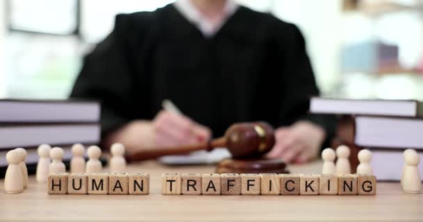 Слово Торговля Людьми Деревянные Мужчины Столе Судьи Молотком Зале Суда — стоковое видео