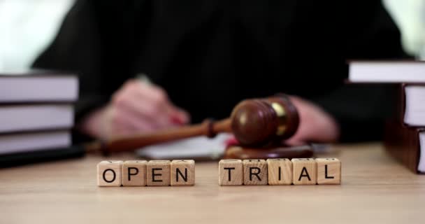 Słowo Otwarty Proces Drewniane Kostki Pobliżu Sędziego Młotkiem Sali Sądowej — Wideo stockowe