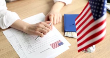 Elçilikte Amerikan vizesi için başvuru formu dolduran kadın eller. 4K film yavaş çekim. ABD konseptine geçmek için belge elde etmek
