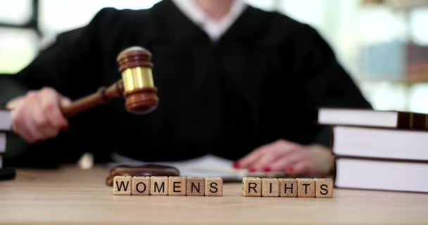 Juge Frapper Marteau Sur Fond Mots Droits Des Femmes Gros — Video