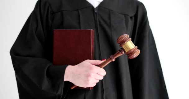 Суддя Халаті Тримає Книгу Кримінального Кодексу Дерев Яний Дарувальник Крупним — стокове відео