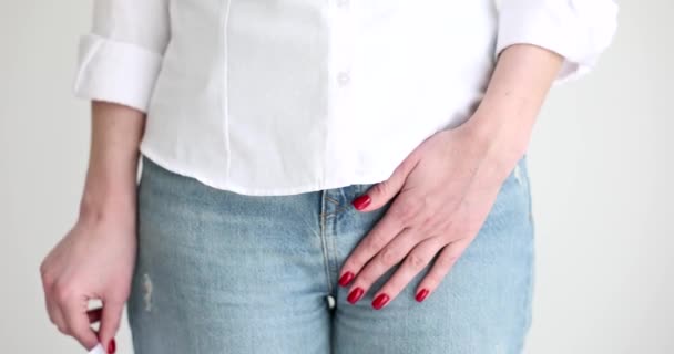 Mulher Mostrando Sinal Sos Segurando Genitais Com Mão Closeup Filme — Vídeo de Stock